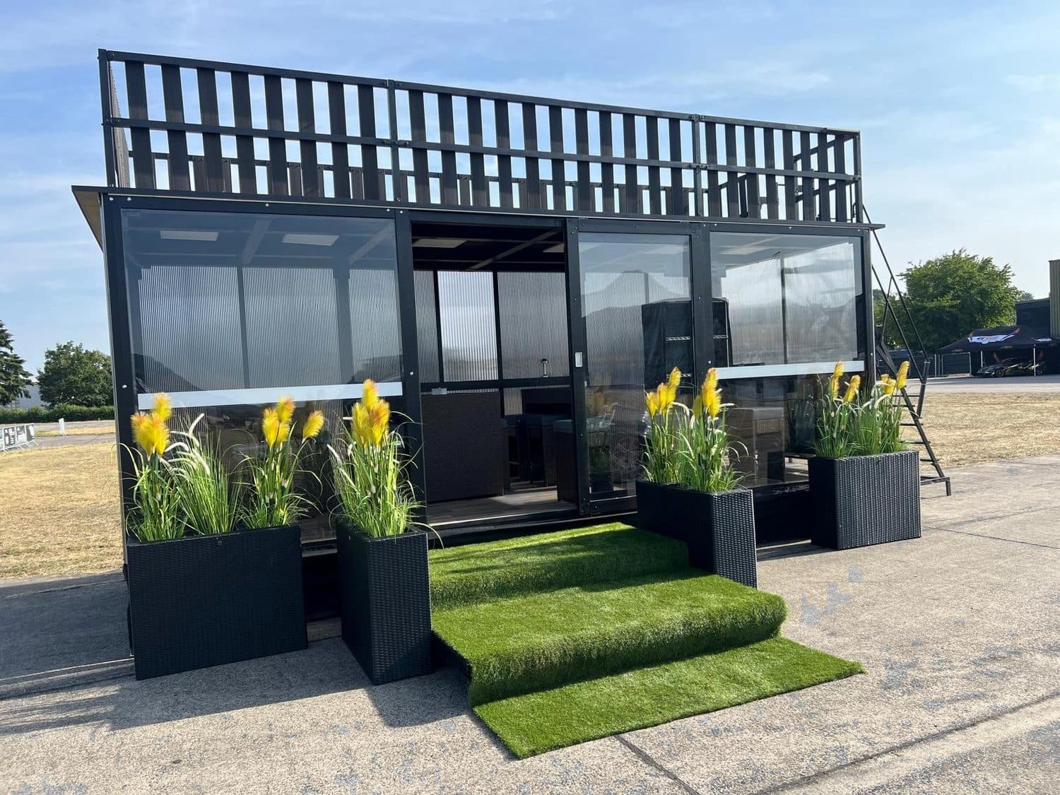 Double Deck mit Dachterrasse und Lounge im Freien, tagsüber.