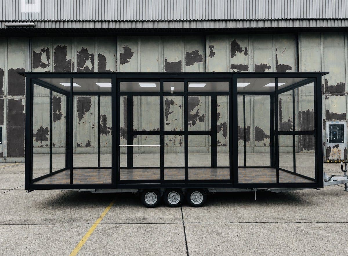 Single Deck, vollverglaste Lounge auf einer Ebene, seitlich.